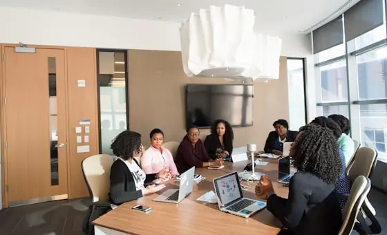 Equipe reunida em um escritório com notebooks